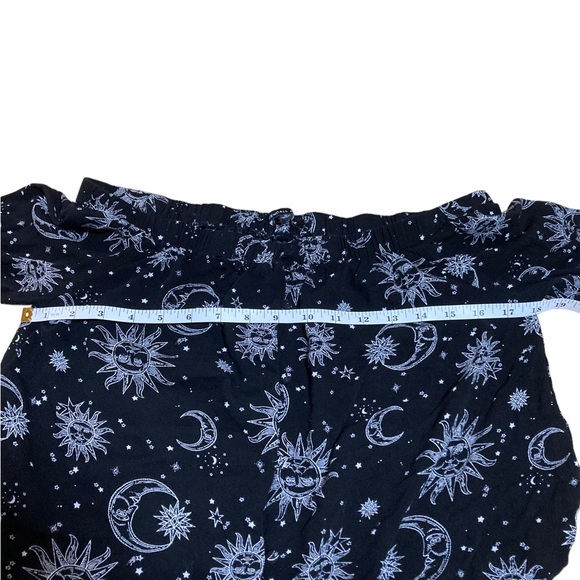 Kendall & Kylie off the shoulder black & white crop top. Celestial print. - Picture 5 of 6